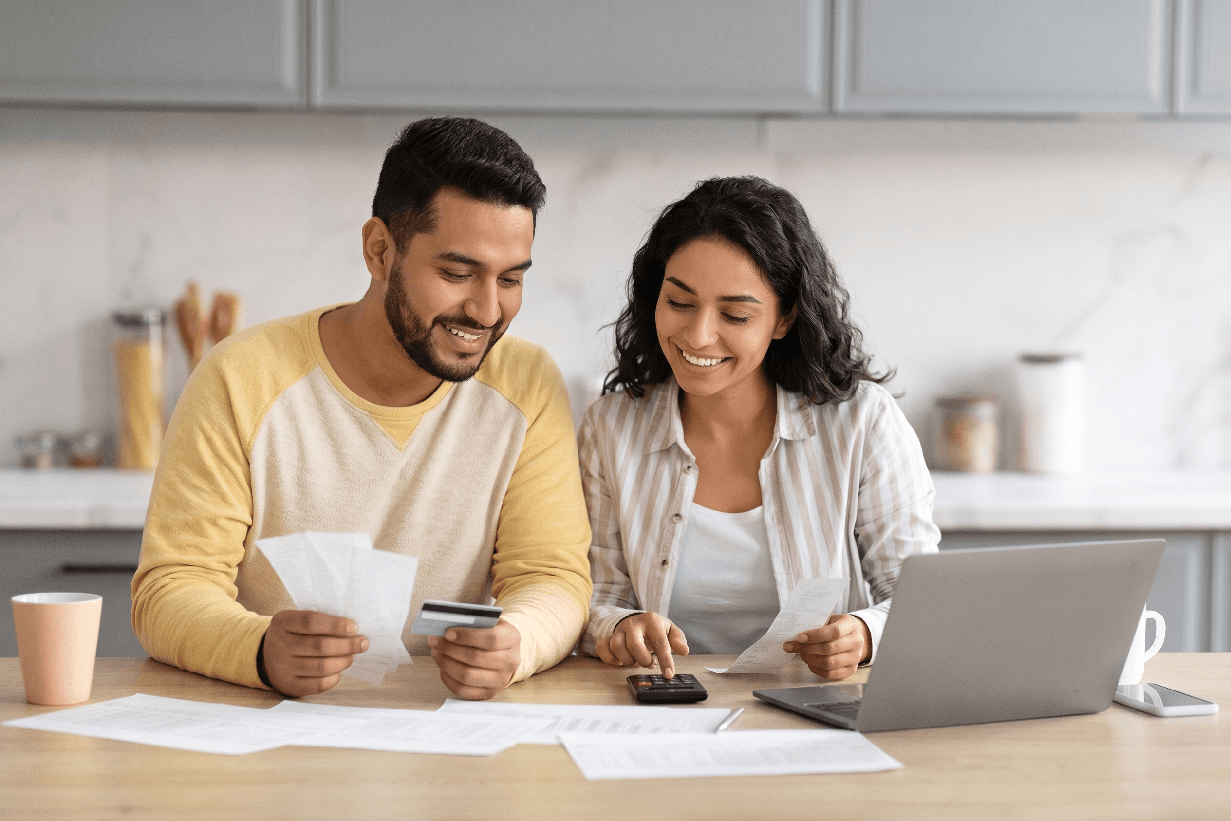 Persona revisando sus finanzas personales con una calculadora y documentos